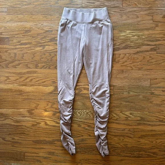 ALO YOGA Set.Adorable!Crop sweatshirt,cute back detail.Sweatpantsw/ruching,mauve - Picture 6 of 8